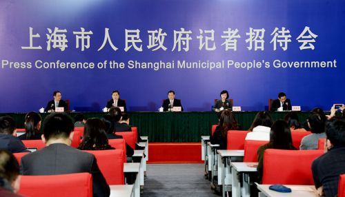 新一届上海市政府领导班子与记者见面