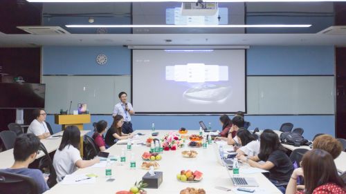 图为美的高级专家秦小明讲解美的电饭煲的专利技术