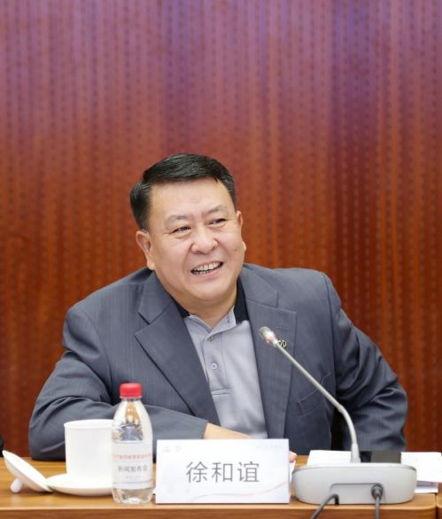 北汽集团党委书记、董事长徐和谊在新闻发布会现场回答媒体提问
