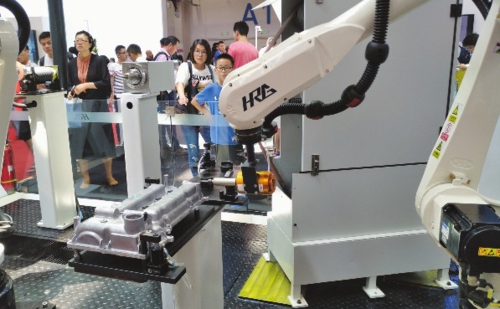  8月15~19日，2018世界机器人大会在北京亦创国际会展中心隆重举行。300多位国内外专家登台演讲，166家机器人企业展示最新展品及应用，16个国家的5万多名参赛选手参加比赛，为观众带来了一场机器人领域的饕餮盛宴。现场参会参展人数28.2万人次，在线观看直播人数达到1470余万人次，大会期间签约合作意向总金额达89亿元，创下历届大会之最。图为哈工大机器人集团展示的工业机器人。