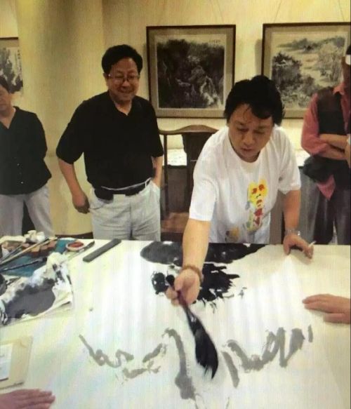 宋效民在泼墨作画