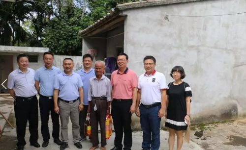 图为医务人员看望贫困五保户。