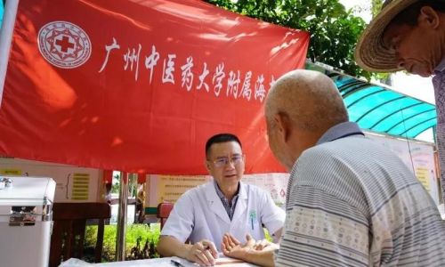 图为海南省中医院院长蔡敏为村民义诊。