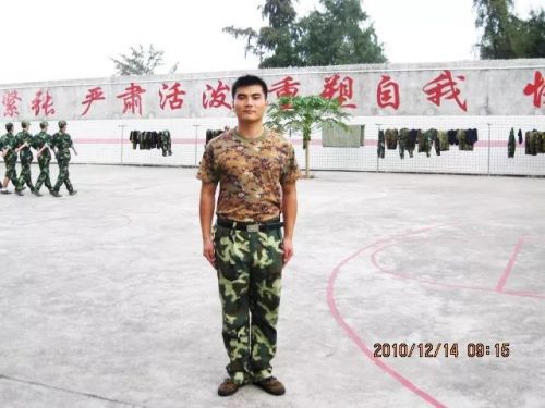 ▲李寿果考入海南大学后光荣入伍