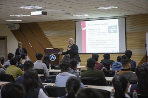 杜靖德教授(Gene Lamke)为学生上示范课