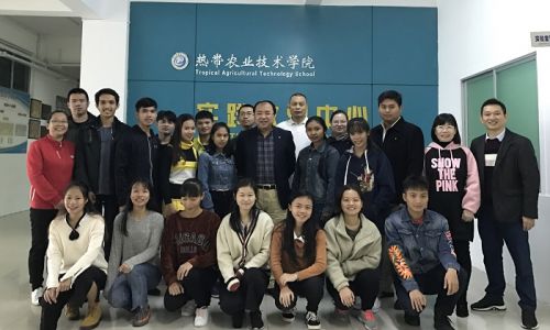 吴肖淮与热农学院师生合影