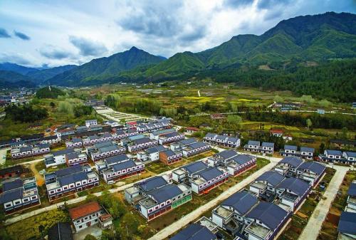 脱贫攻坚三年行动开局良好 中国农村贫困发生率降至1.7%