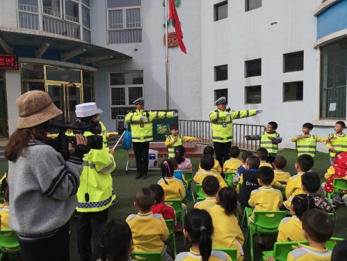 【全国中小学生安全教育日】来临之际—河津交警携“魔法箱”进幼儿园话安全 (2).jpg