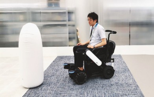  松下携手WHILL公司研发的可以智能运行和停止的轮椅机器人正在进行实证试验，计划在东京奥运会期间投入使用。崔立勇/摄
