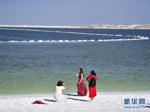 (社会)(3)察尔汗盐湖美景引客来