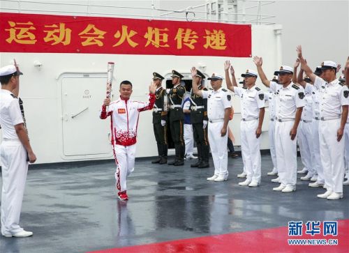 (体育)(3)第七届世界军人运动会火炬传递活动在海军“和平方舟”站举行