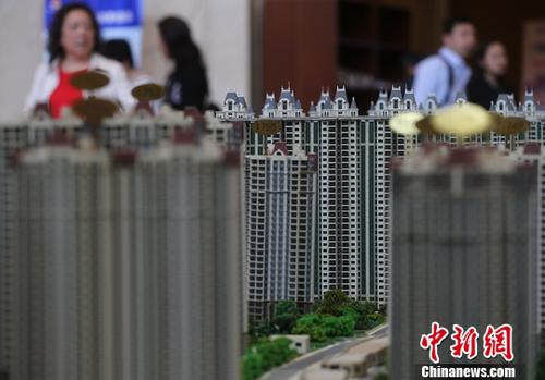 资料图：市民在楼盘售楼处内咨询。 <a target='_blank' href='http://www.chinanews.com/'>中新社</a>记者 泱波 摄