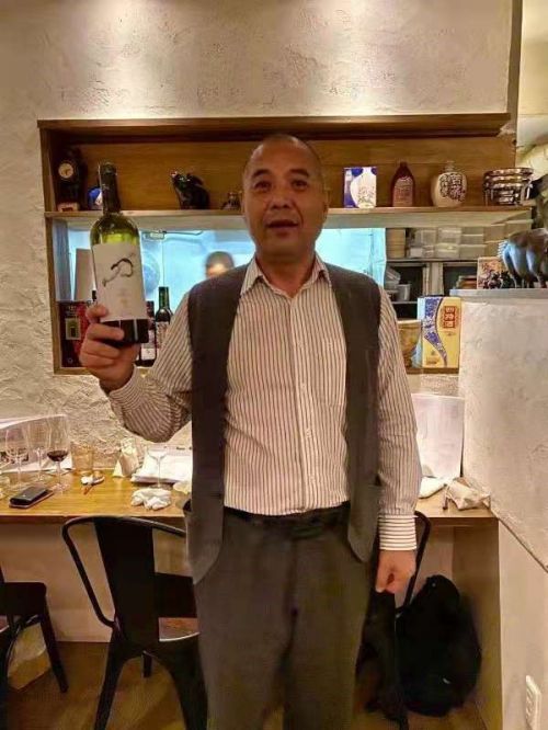 宁夏阳阳国际酒庄何宏董事长介绍贺牌葡萄酒。