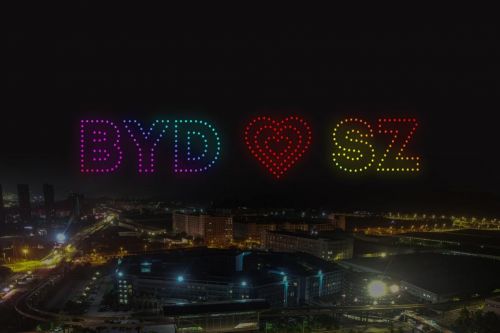 无人机编队组成“BYD ♥ SZ”图案，强势表白深圳。