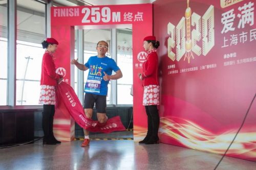 图为上海市民元旦之日在东方明珠塔登高健康跑中第一个跑到终点。