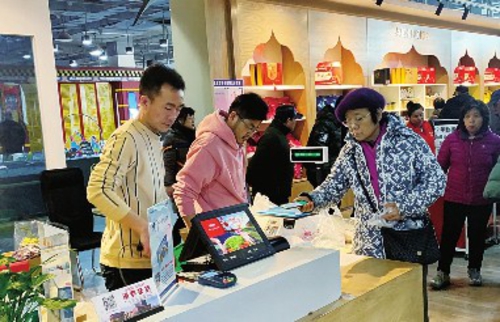  公众在消费扶贫大集上购买特色扶贫商品。中国经济导报记者刘润/摄