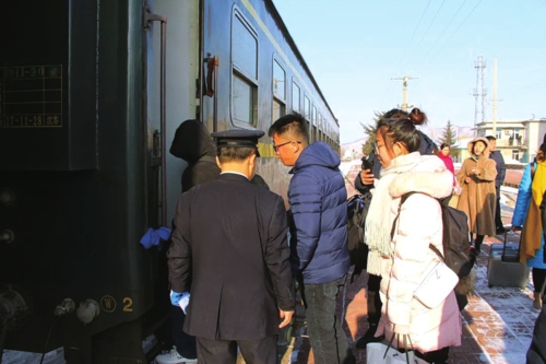  汪清站列车恢复开行首日，旅客在站台排队上车。吉林省汪清县发展改革局/供图