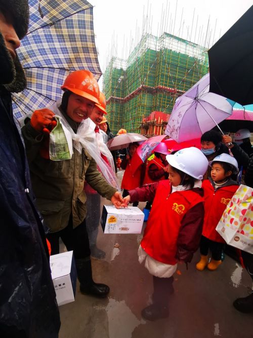 环城小学“小米兰中队”走进工地 给建筑工人们献爱心，送温暖