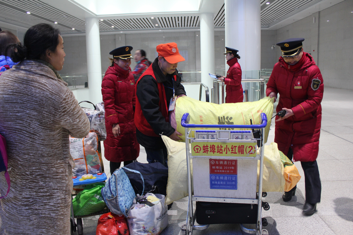 1月15日下午，京沪线蚌埠站“洪祥工作室”劳动模范、客运员刘凤敏带领她的团队，热心地为春运中出行不便