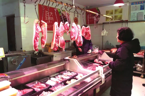  三门峡经济开发区正大生鲜店里，一位顾客正在购买猪肉。刘 颖/摄