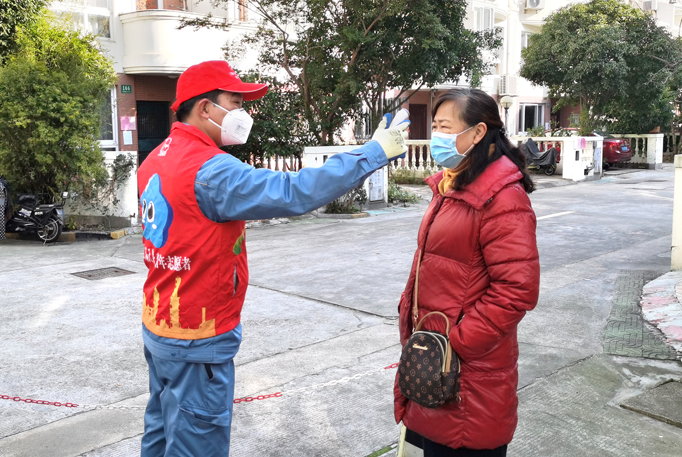 上海石化党员志愿者前往各自支部结对的居民区报到，助力社区“抗疫”。上海石化供图