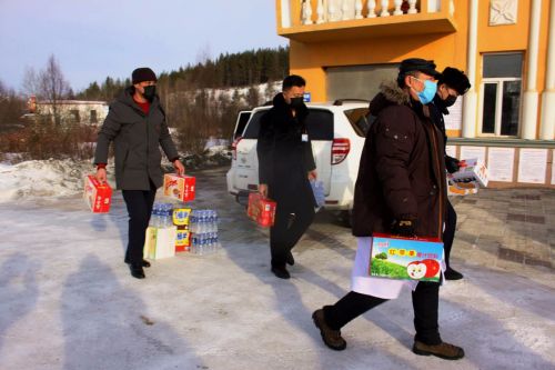 共产党员、春艳蔬菜水果副食综合超市负责人邢明岩为阿木尔疫情检查公路岗卡送来了慰问品。