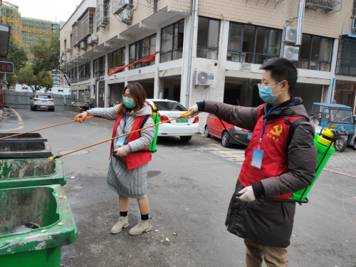 党员志愿者丁杜和“战友们”一起在社区进行消杀灭菌作业