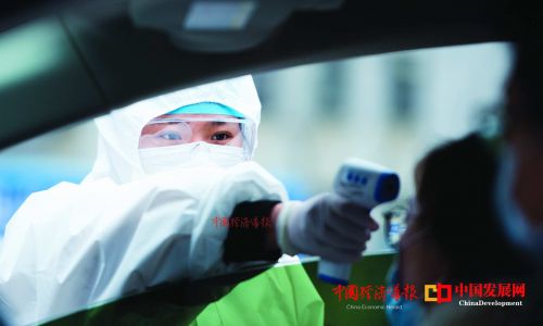 在浙江省金华市，各卡点值勤值守人员坚守岗位，对流动人员进行体温监测。于兴勇 摄
