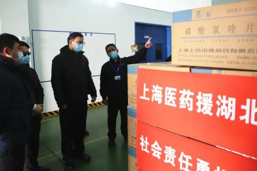 图为上海嘉定区委书记章曦走访支持武汉疫情抗战的上药中西制药有限公司