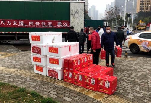物资很快被被分配到江汉区6个街道，帮助解决各街道辖区医疗机构、社区爱心食堂、被隔离人员蔬菜急缺的问题