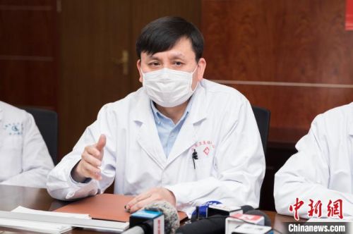 新冠肺炎上海专家治疗组高级专家组组长张文宏 薛志明 摄