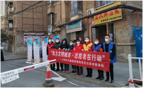 志愿者向防疫点社区居民宣传“讲文明、讲卫生、讲科学”的健康生活方式1