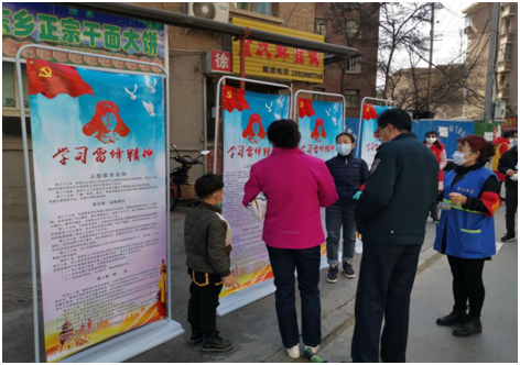 在网格包抓点秀川新村小区，摆放起《志愿服务条例》宣传展架，向小区过往的居民群众宣传雷锋精神，弘扬时代新风2