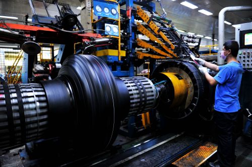 2020年2月24日，山东青岛西海岸新区赛轮集团股份有限公司，生产线工人在生产轮胎。 (5)俞方平摄影