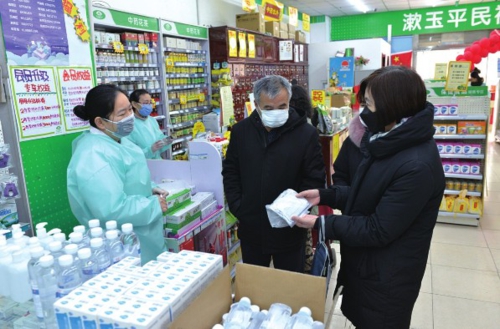  图为山东省价格监测中心副主任马桂英（右）、梁照龙（中）在巡视市场价格，了解有关商品供应情况。郑娜娜/摄