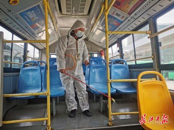 “不消毒，不出车” 武汉公交车每跑完一趟消毒通风