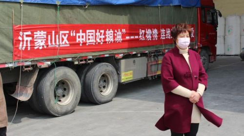 图为信合沂雪公司董事长李秀玲亲自对捐献物资进行质量把关，要求运输人员尽快平安运送至武汉。供图：娄贵新

