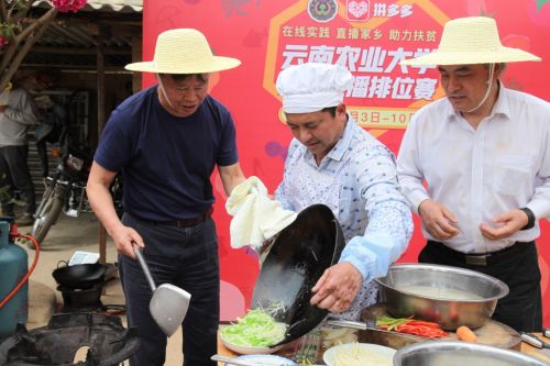 ▲听说了院士要来直播，三位澜沧当地的云南农业大学学生赶到了现场，开始跟院士展开了同台PK竞技。  穆功/摄

