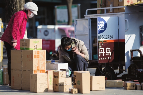  北京某小区门口居民取快递。中国经济导报记者苗露/摄