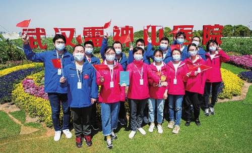  4月15日，武汉雷神山医院医护人员在休舱仪式上。当日，武汉雷神山医院正式关闭。新华社