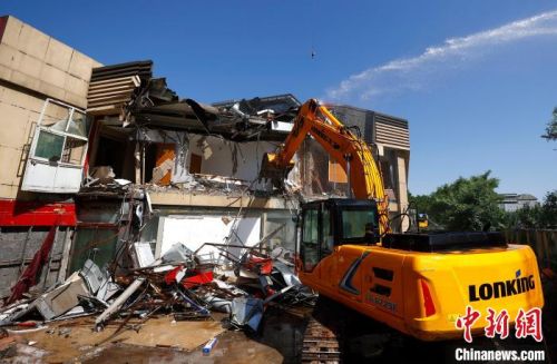 5月12日，北京市西城区西长安街街道正式开始拆除宣武门内大街临1号主体及周边违法建设。　<a target='_blank' href='http://www.chinanews.com/'>中新社</a>记者 富田 摄