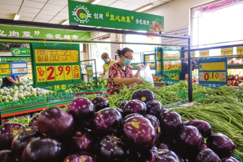 6月21日，和平门菜市场，顾客正在选购蔬菜。