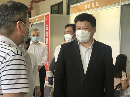 22日下午，上海市人力资源和社会保障局局长赵永峰带队赴招聘会现场，关心毕业生应聘和企业招聘的情况