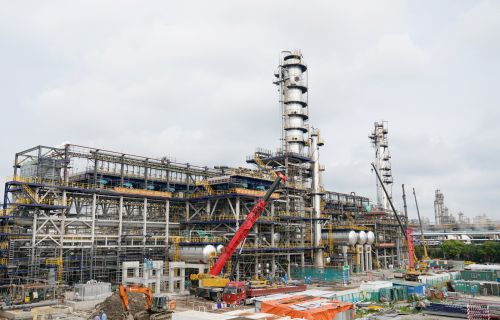 上海石化清洁汽油组分装置项目主要包括新建1套40万吨_年硫酸法烷基化装置，并配套建设3.5万吨_年待生酸再生装置。上海石化供图