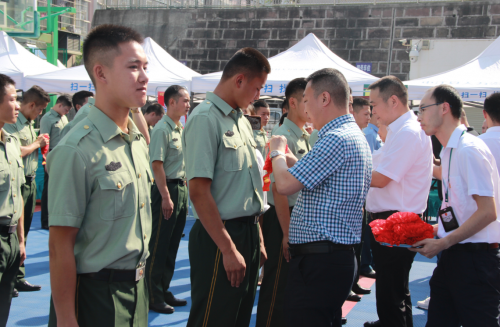 刘书记为退役军人佩戴红花