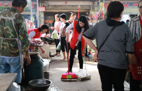 部门职工在清扫农贸市场