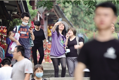 游客在泰山景区拍照留念。最泰安全媒体记者 陈阳 摄