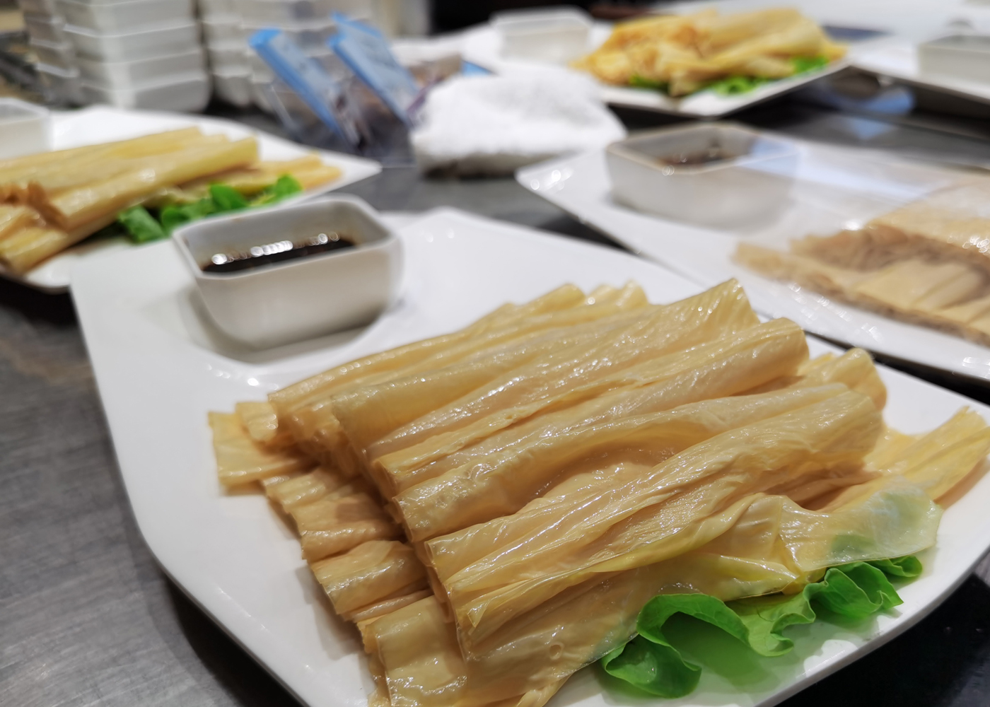 现场手工烹制的、晶莹剔透的豆腐皮。