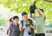 在奉贤，涌现出一批勇作“摘星者”的公益摄影师，他们—— 在“孤独的世界”里大声呼唤爱