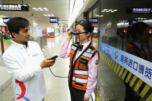 “安保巡逻+疫情防控”是本届国际进口博览会的重点关注，地铁工作人员可通过电信5G技术加持的AR眼镜远程排除故障。